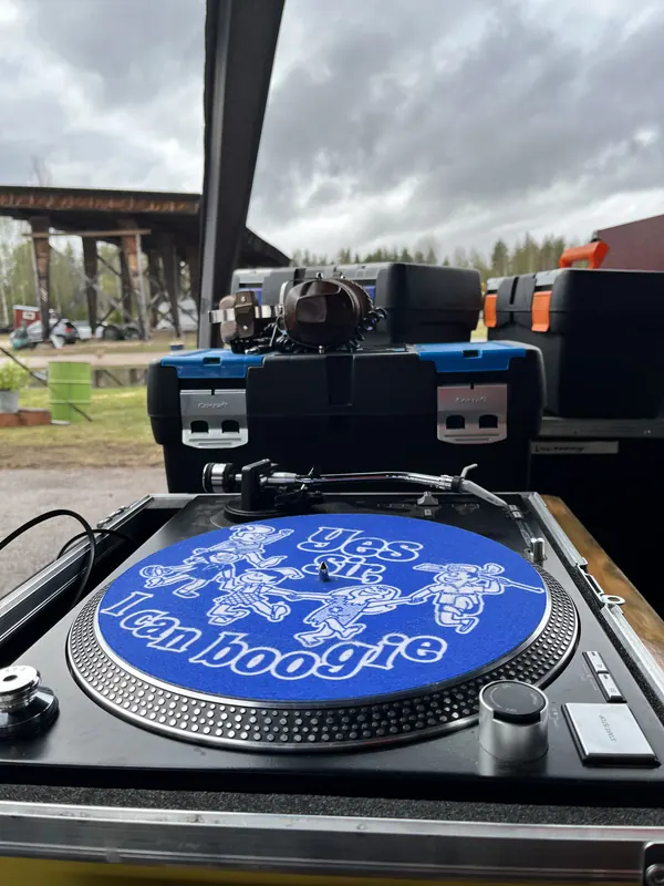 En skivspelare med texten Yes sir, I can boogie på skivmattan vid DJ-båset på Backwoods 2026