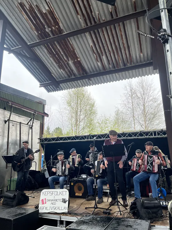 Kepsfolket spelar dragspel på scenen under sågverkstaket på Backwoods 2026