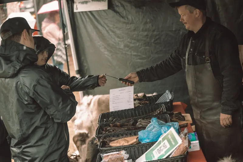 En besökare får ett smakprov på torkat kött från knivspetsen hos Jillie Ren & Vilt på Backwoods 2026